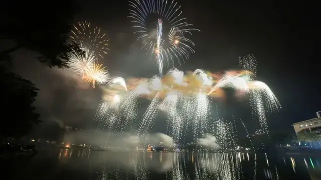 Người dân Thủ đô đón chào năm mới